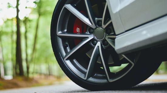 Bil med defekt hjullager som lager lyd.