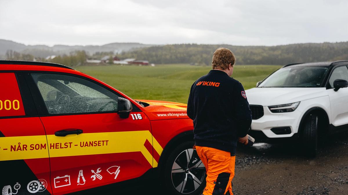 To biler parkert langs veien. Den ene bilen skal taue den andre en kort avstand.