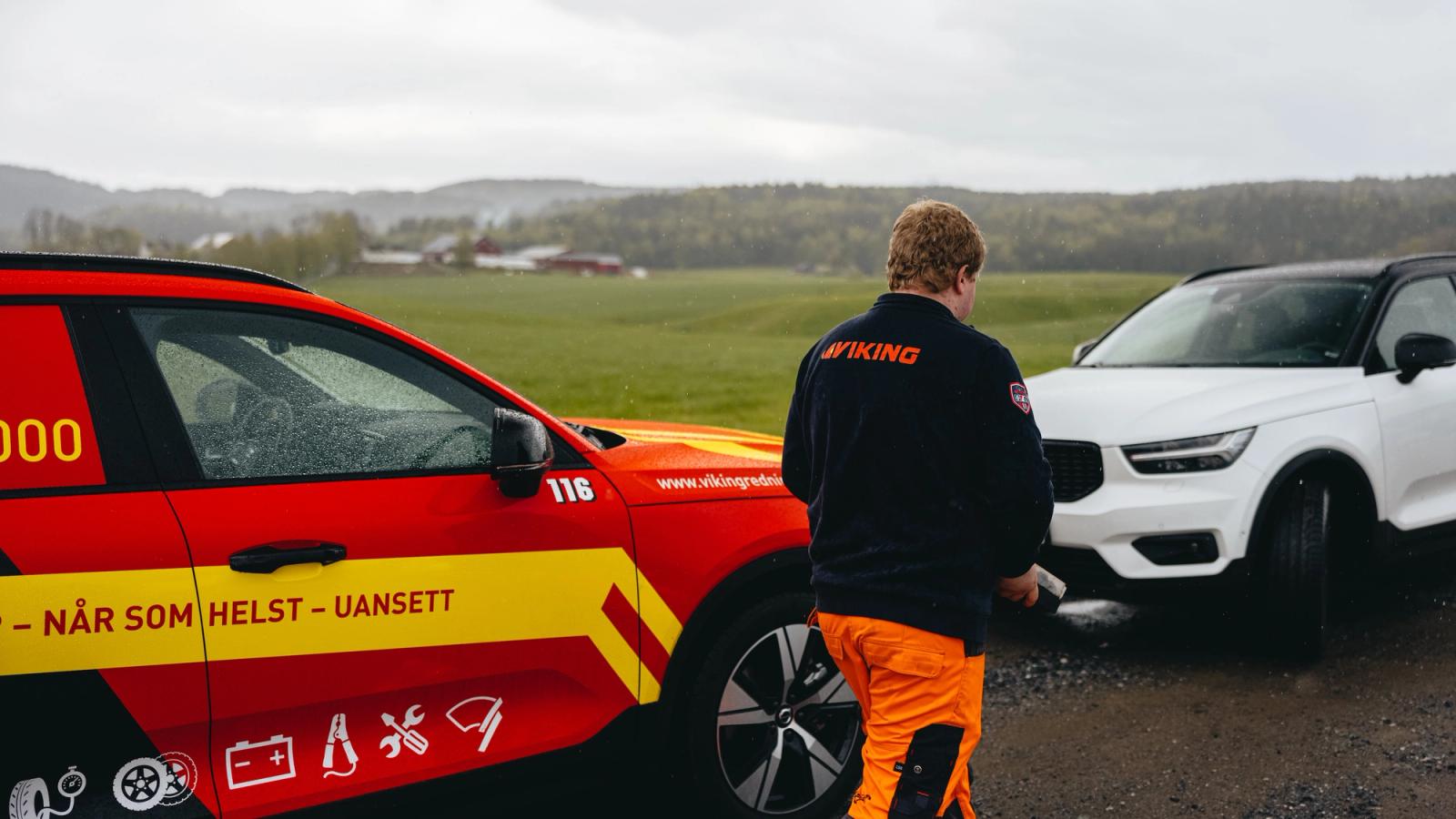 En Viking Redningstjeneste bilberger på veihjelpsoppdrag i Marker. Bilbergeren skal sjekke motoren til en bil som har stopped langs veien for å avdekke skadeårsak. En Viking servicebil står parkert i nærheten. På servicekjøretøyet står telefonnummeret "06000" for bestilling av veihjelp samt symboler for ulike veihjelp og bilberging tjenester.