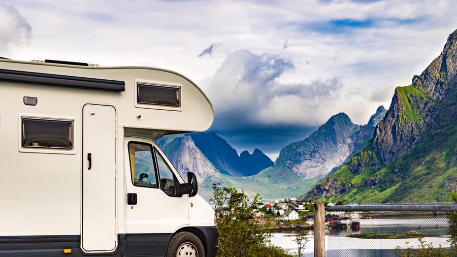 Alkovebobil parkert langs veien på bilferie i Norge.