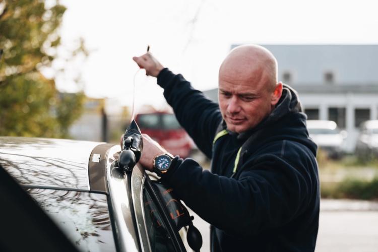 Bilberger låser bildøren op.