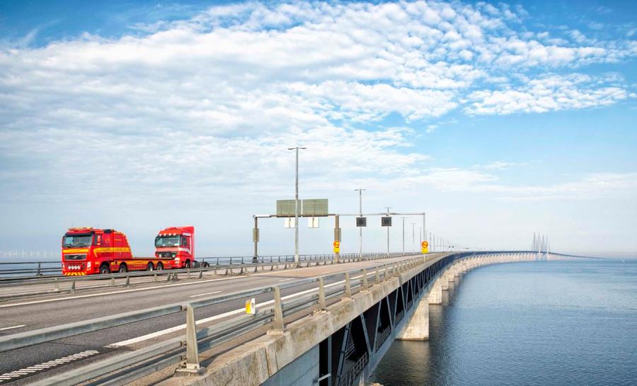 En Vikinglastbil bogserar en annan lastbil över Ölandsbron.