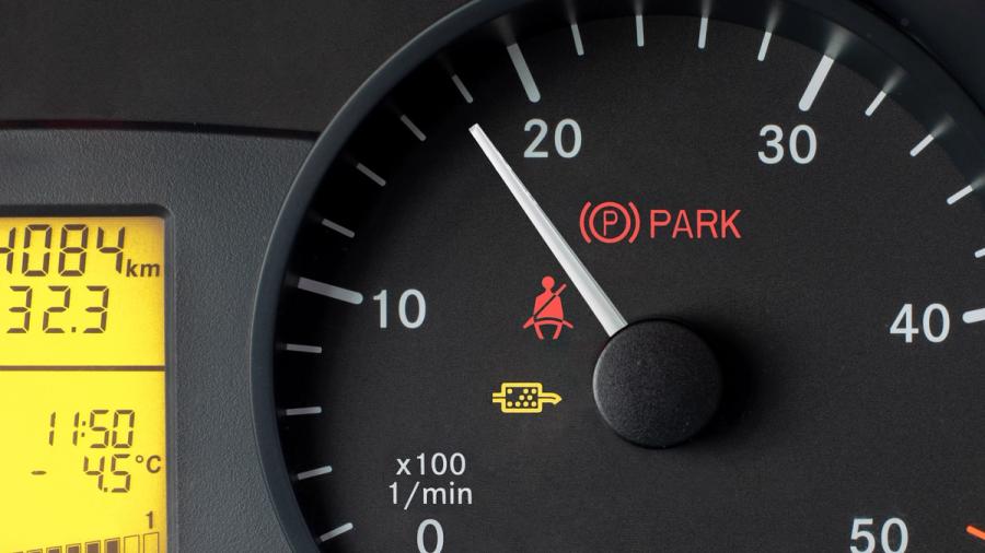 Bildashbord som viser tett partikkelfilter varsellampe som indikerer at DPF trenger rens.