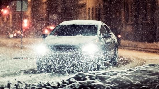 Bil, der kører gennem kraftigt snefald.