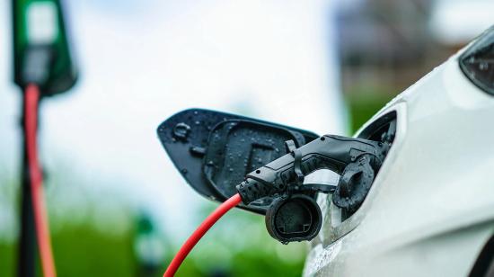 Oplader tilsluttet elbil