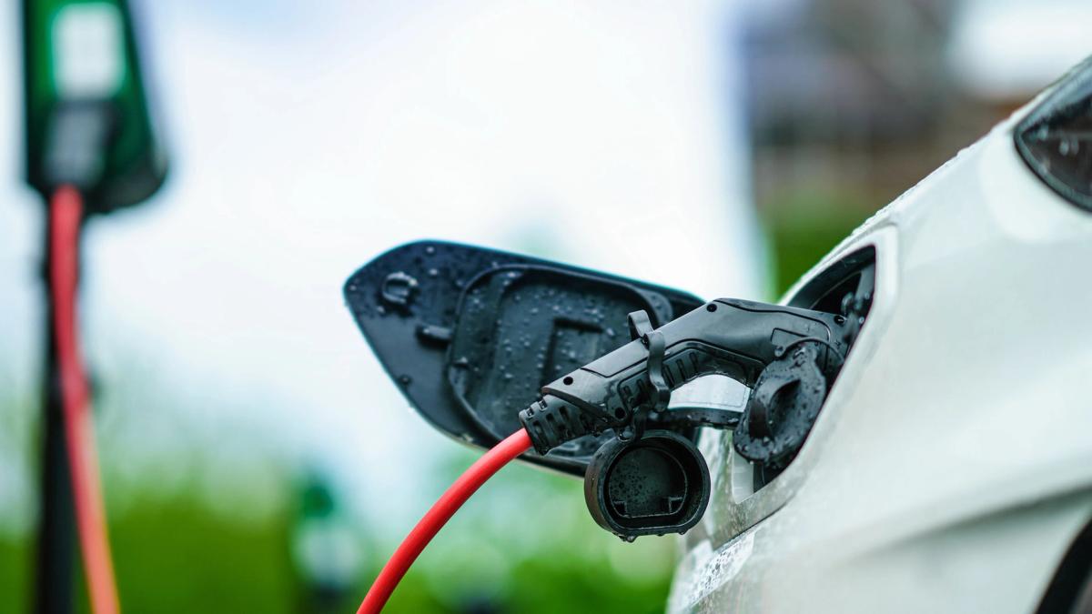 Oplader tilsluttet elbil