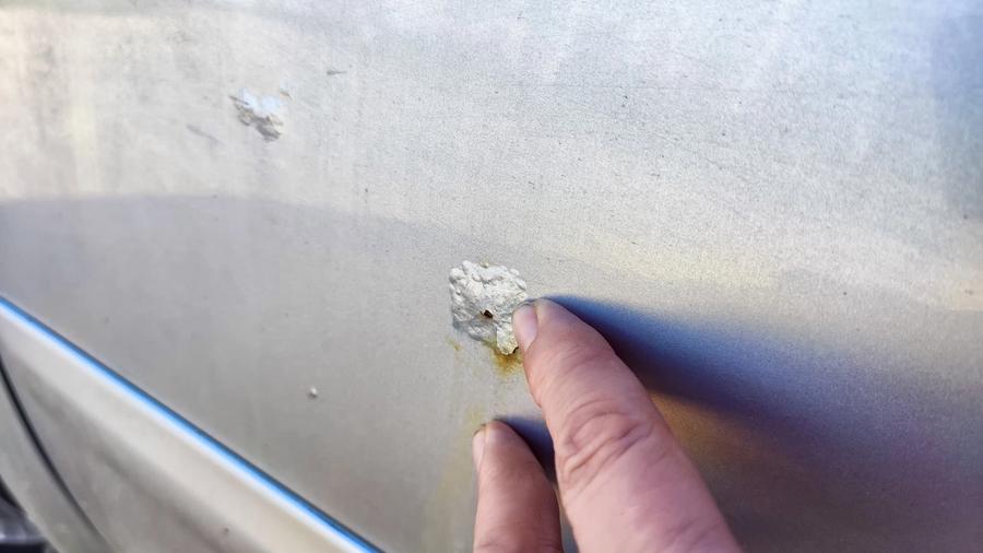 Liten rustflekk, også kalt flyverst, som har trenge dypere inn i lakken og utviklet seg til overflaterust som skaper bobler i bilens lakk.