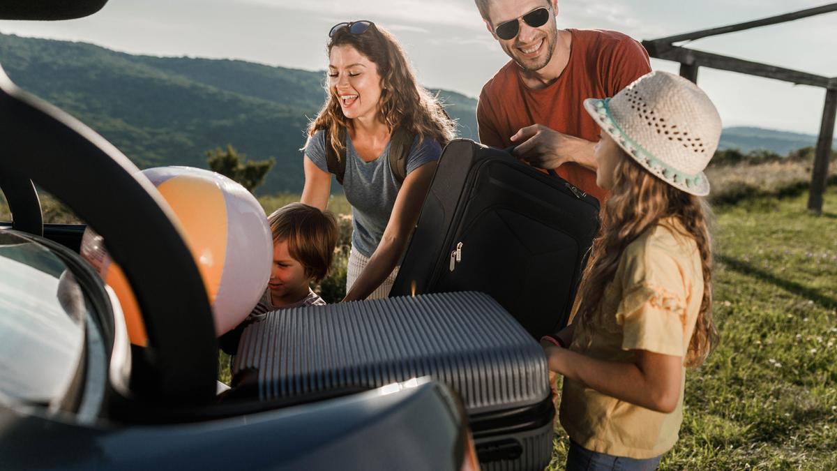 Familien pakker bilen til ferie.