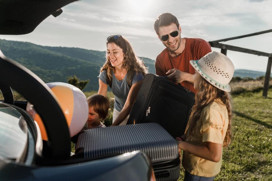 En familie pakker bilen til ferien.