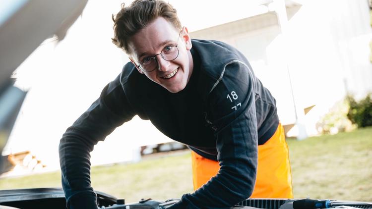 Viking bilreparatör som fixar motorfel på plats.