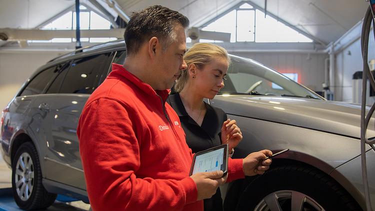 Takstmann som utfører forhåndsvurdering av en leasingbil.