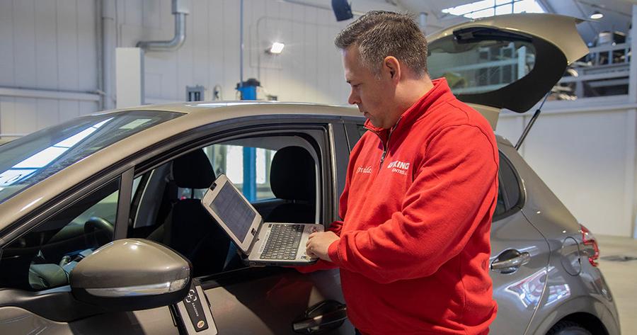 Mann koder bilens data etter batteriskift.