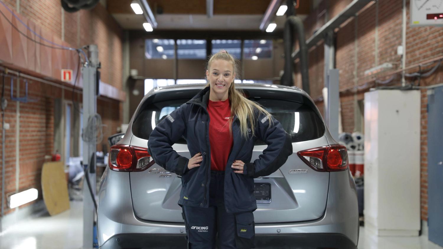 Kvinne foran bil.