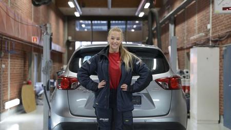 Takstmann som utfører EU-kontroll på en SUV.