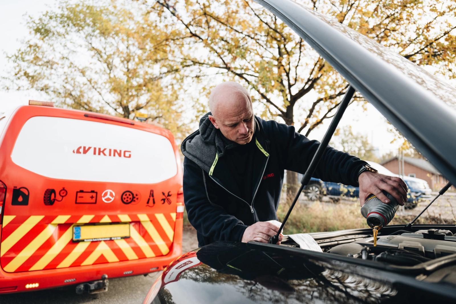 Viking bilberger fyller bilen med olja.