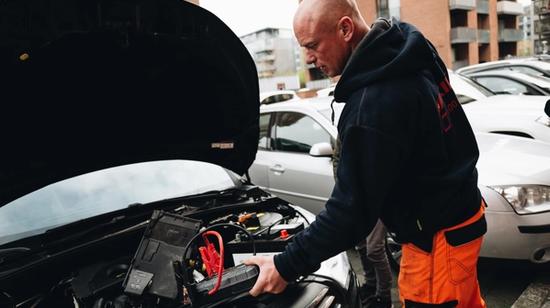 Bilberger som får start på bil med flatt batteri.