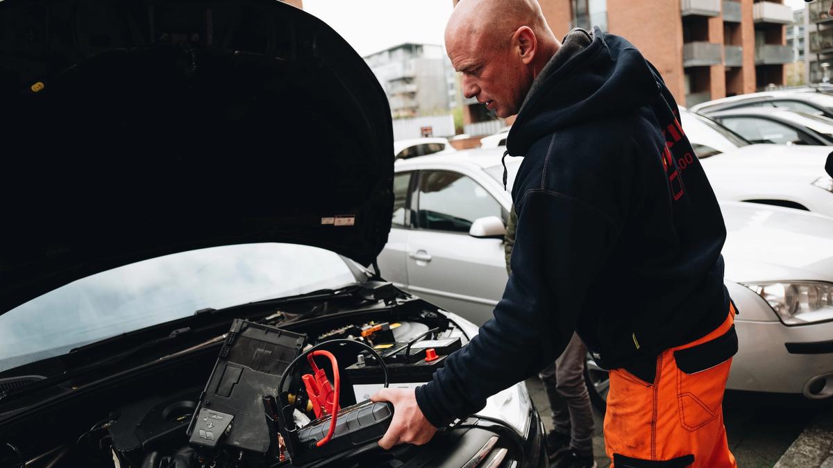 Bilberger som får start på bil med flatt batteri.