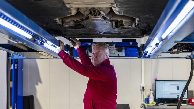 Viking takstmann som tester en leasingbil før innlevering.
