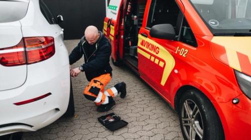 Viking berger en bil med et fladt dæk.