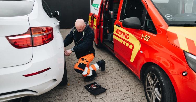 Viking bilreparatører, der udbedrer motorfejl på stedet.