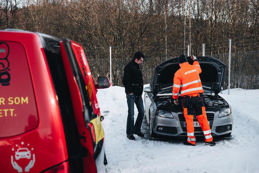 Viking assisterar en kund som har motorproblem.