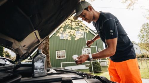 Viking bilbärgare fyller bilen med olja.