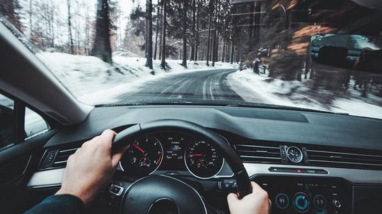 Utsikt fra innsiden av en bil som viser en sjåfør som merker at bilen og rattet rister når han kjører.