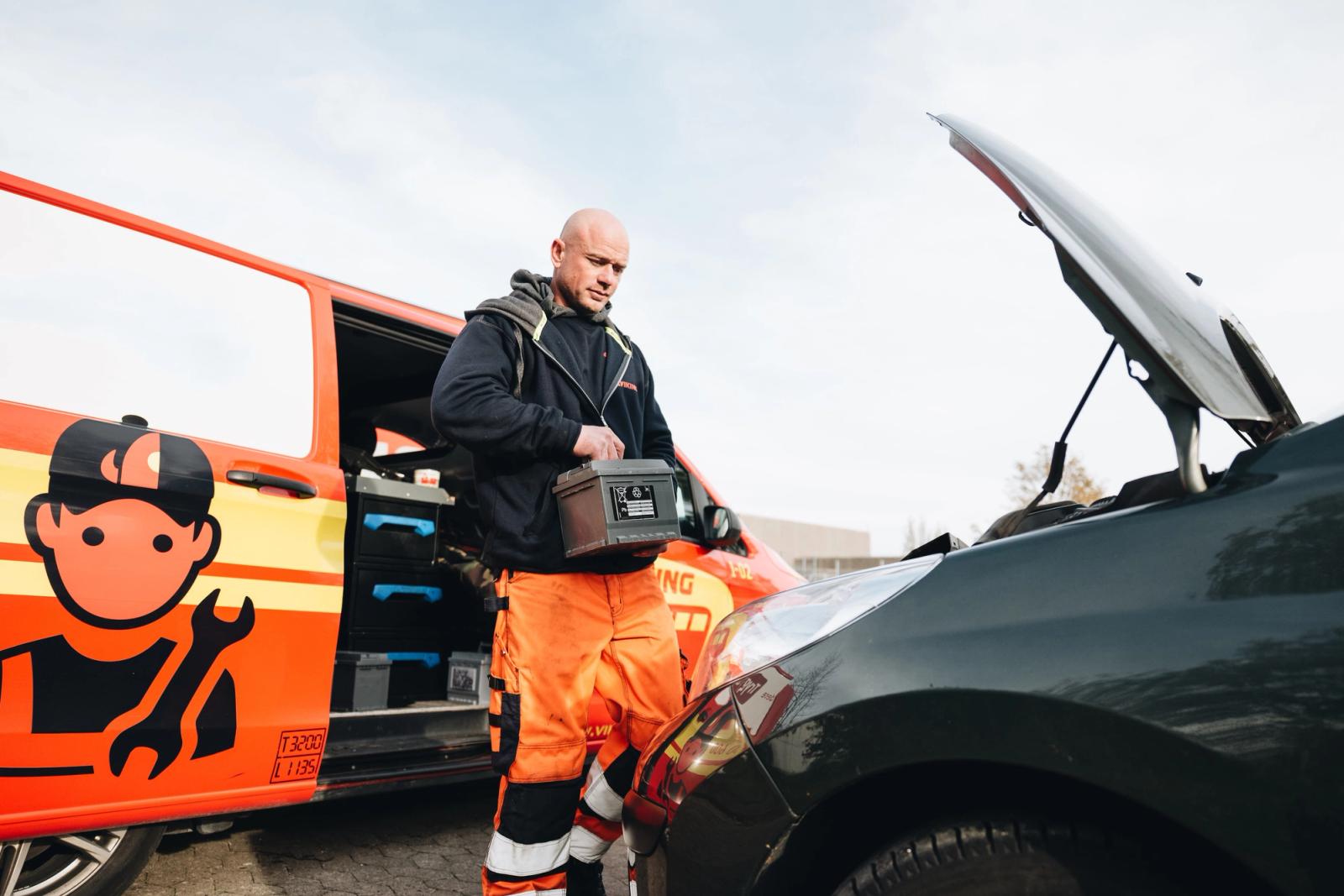 Viking bilberger udfører batteriskift.