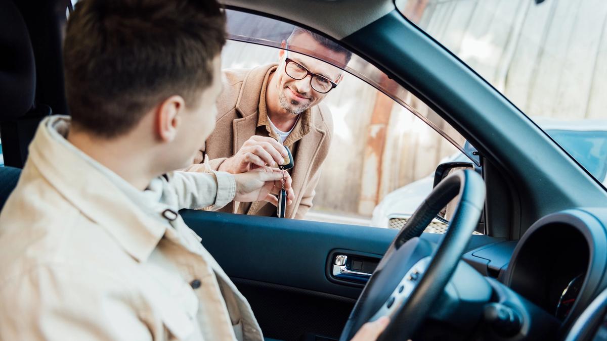 Person som selger bilen sin privat.