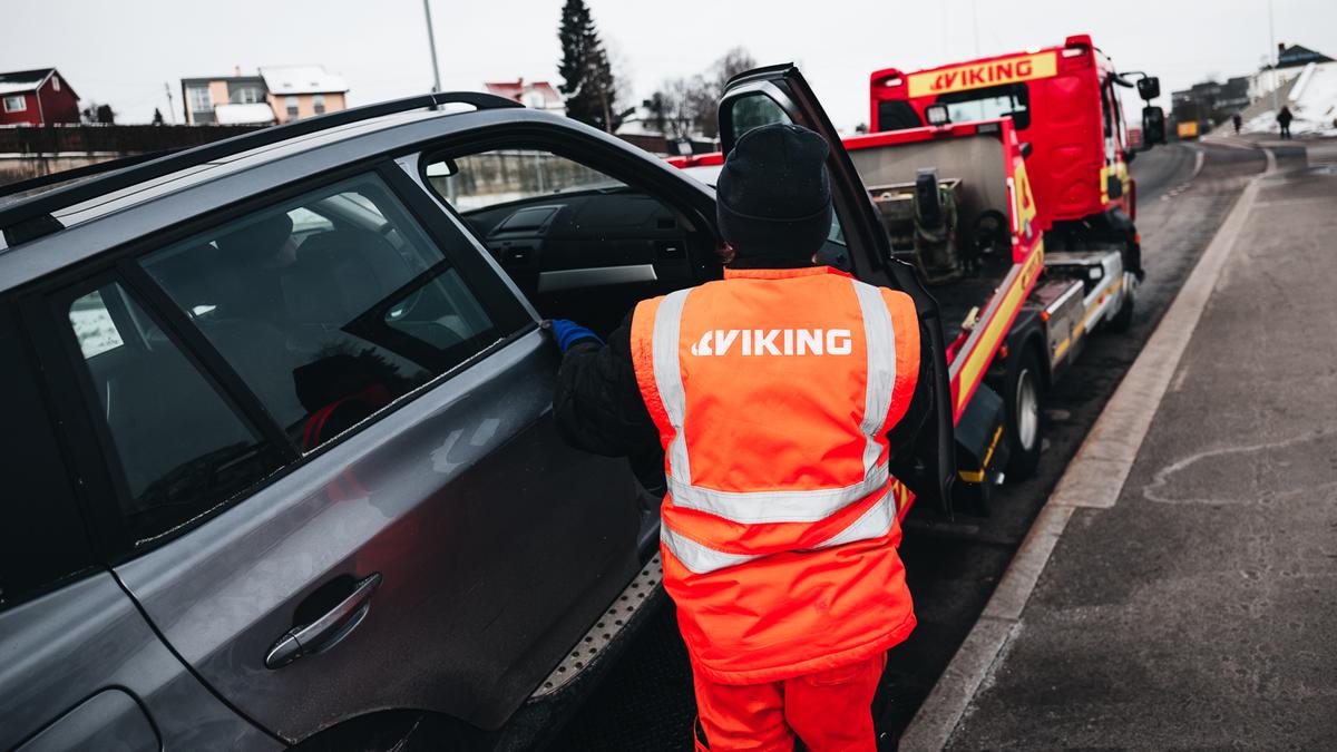 Viking bärgar en bil längs en väg.