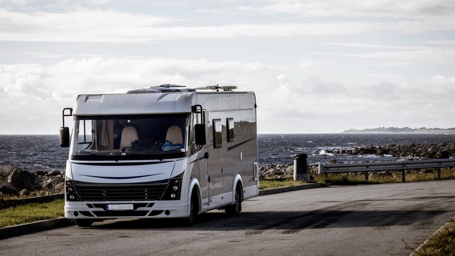 Helintegrert bobil på bilferie i Norge.