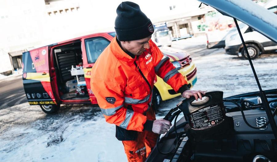 Man laddar ett bilbatteri.