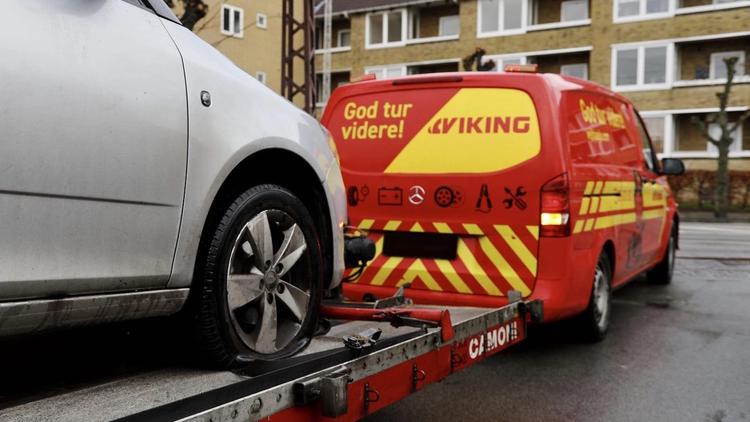 Viking berger bil med punktert dekk til verksted.