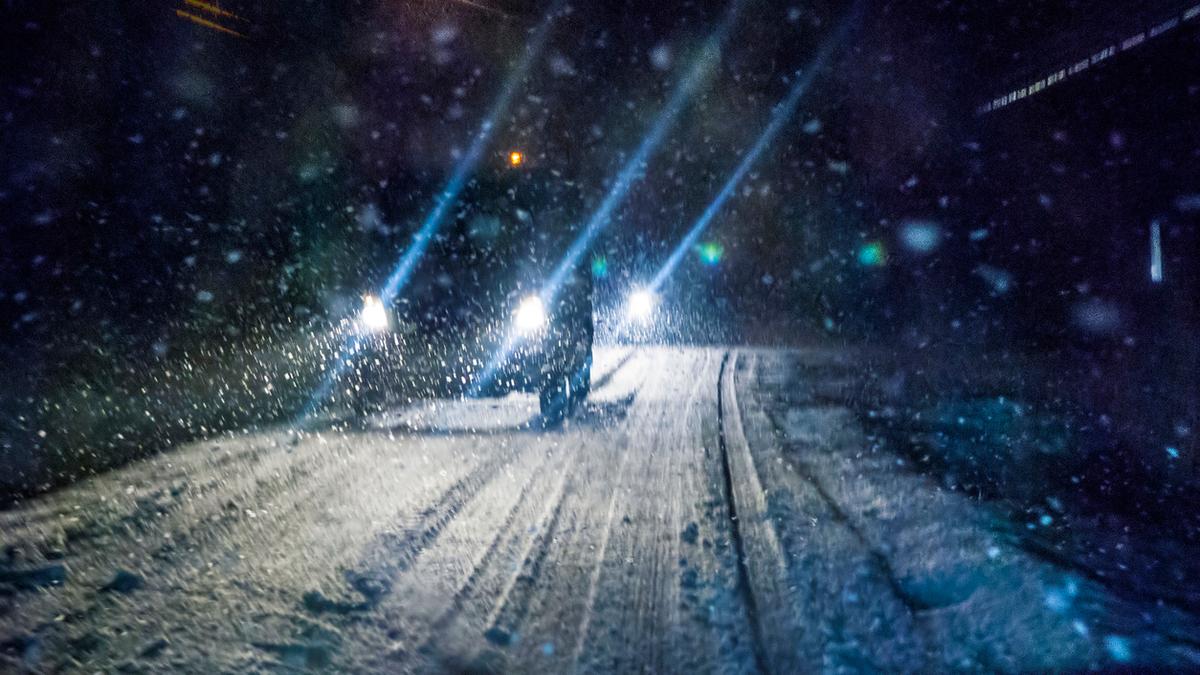 Bilar ljuser i mörkret.