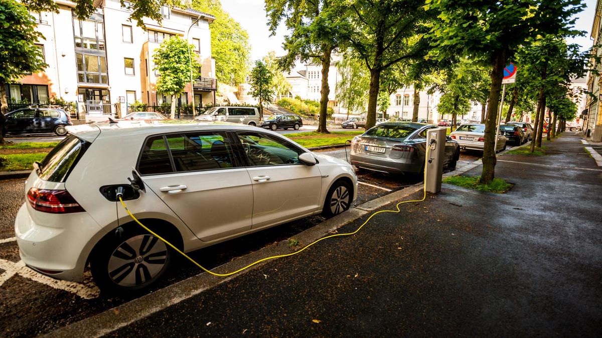 Parkert elbil som lader.