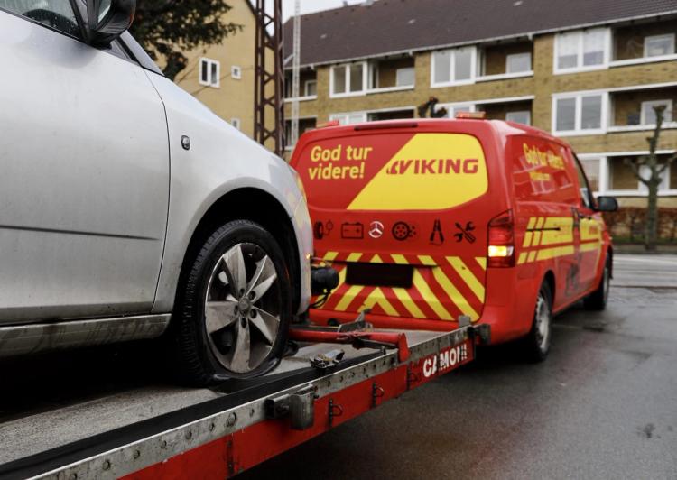 Viking berger en bil med fladt dæk til et værksted.