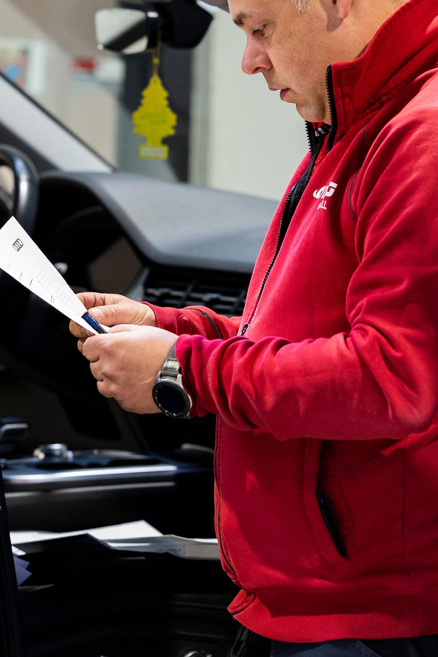 Mann utfører kontroll fra førersetet i bil.