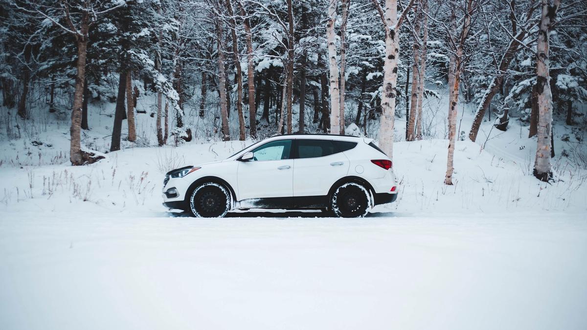 Bil som kjører med vinterdekk.