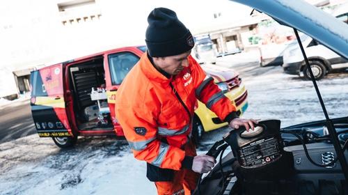 Bilberger utfører starthjelp på en bil for en person som er Viking Medlem.