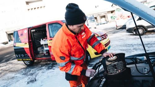 Vikingin tiepalvelun työntekijä antaa apuvirtaa autolle.