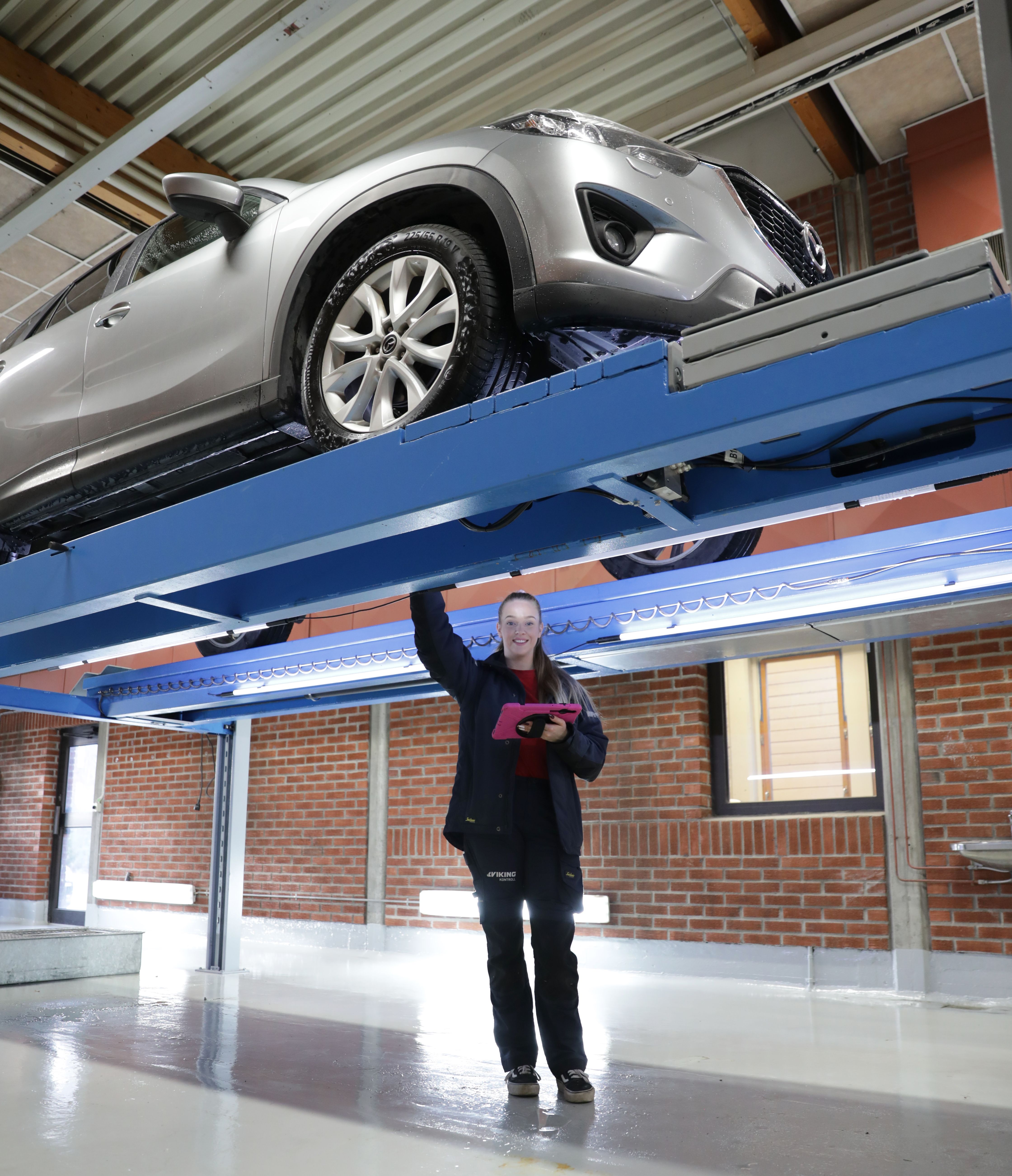 Dame utfører kontroll av bil.