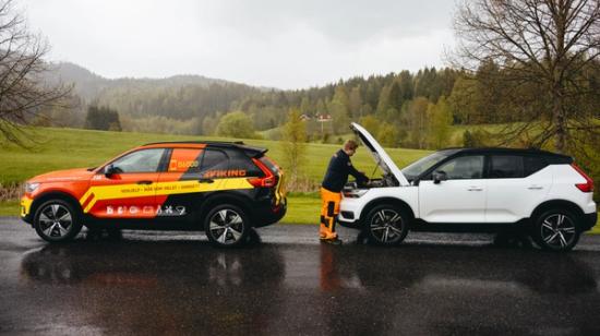 Viking bilberger som berger bil som har stoppet langs veien.