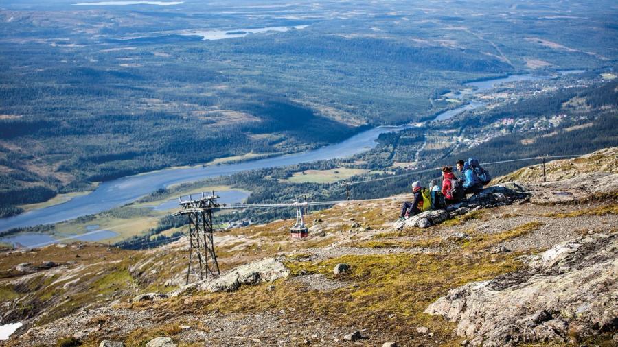 Grupp med människor på ett fjäll vid Åre.