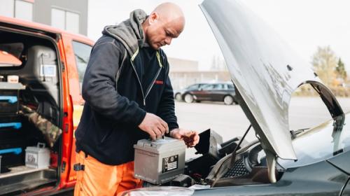 Viking Bilberger skifter bilbatteri.