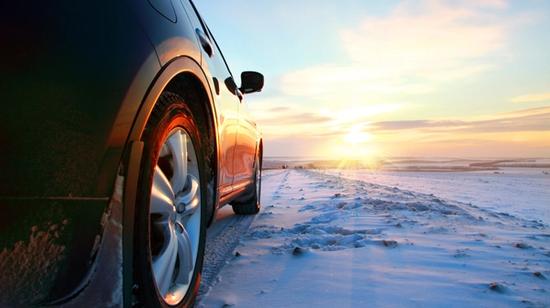 Bil med piggdekk på i piggdekksesongen.