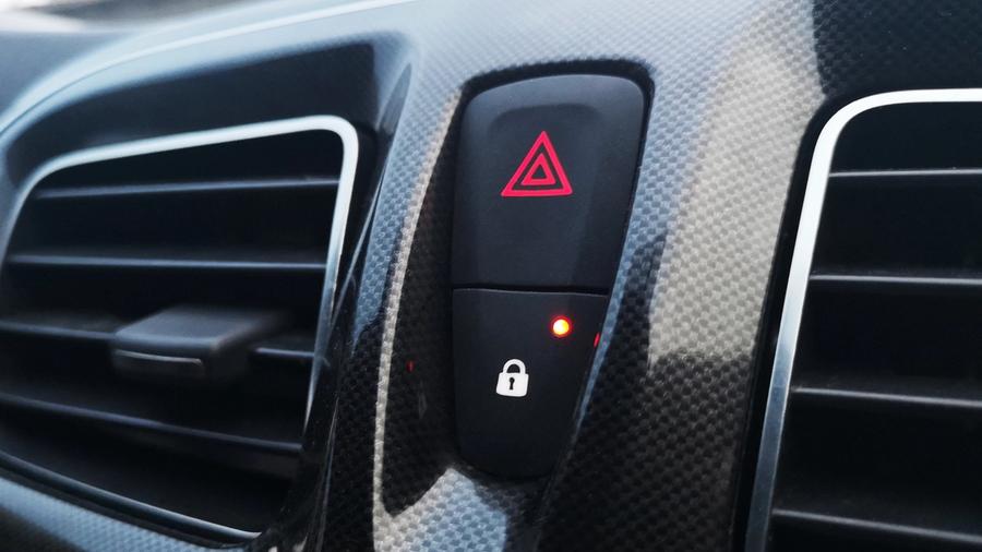 Nærbilde av et dashbord til bil som ikke starter som viser at startsperren er aktiv.