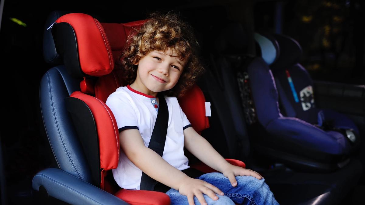 Liten gutt i forovervendt barnesete i bilen.