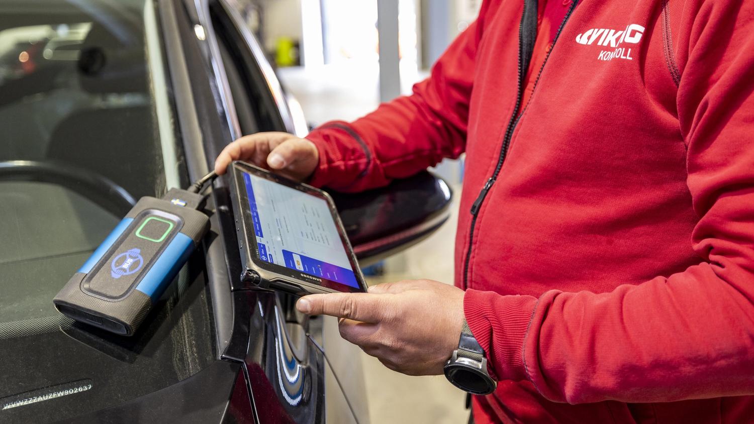 Takstmann som utfører en Eierskiftekontroll basis på en personbil.