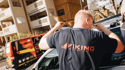 Vikingin tiepalvelun työntekijä avaa auton lukkiutuneita ovia.