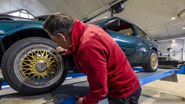 Takstmann som tester sikkerheten til en veteranbil.